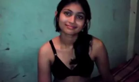 டைக் கைகளால் நெருக்கமான அவரது GF இந்திய உள்நாட்டு ஆபாச