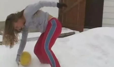 குளிப்பது எடுக்கும் ஒரு கடின இந்திய ஆபாச பேச்சு சேவல் மீது சவாரி