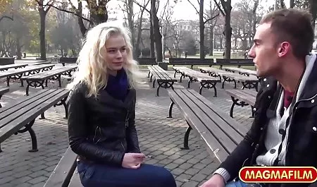 ஒரு தேவதை வகிக்கிறது ஒரு அற்புதமான தொப்பை வேண்டும், சுருக்கங்கள் இந்திய வீட்டில் poro