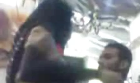 மனைவி கொடுக்கிறது Ruski poro மசாஜ்