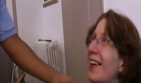 காட்டும் ஆஃப், அவரது புதிய பொம்மை போது மசாஜ் இந்திய ஆபாச பழைய