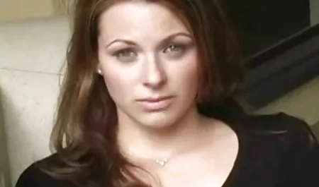 நவோமி கீற்றுகள் இந்திய ஆபாச வசனங்கள் கொண்ட நிர்வாண ஒரு பேட்டியில்