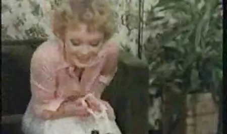 பாப் செக்ஸ் முதிர்ந்த இந்திய ஊதா விரல்கள் உங்கள் சூடான வாய்